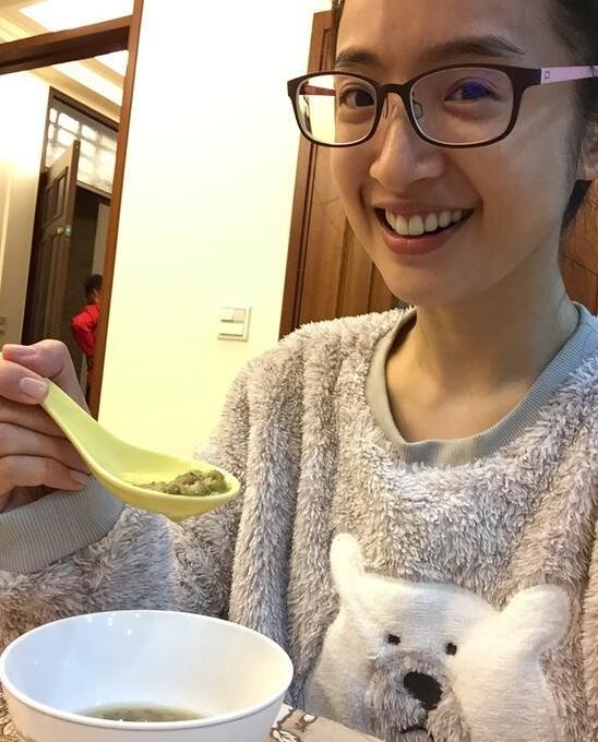 3月13日晚,林依晨晒出素颜自拍照,并写道:"长这么大,第一次吃到