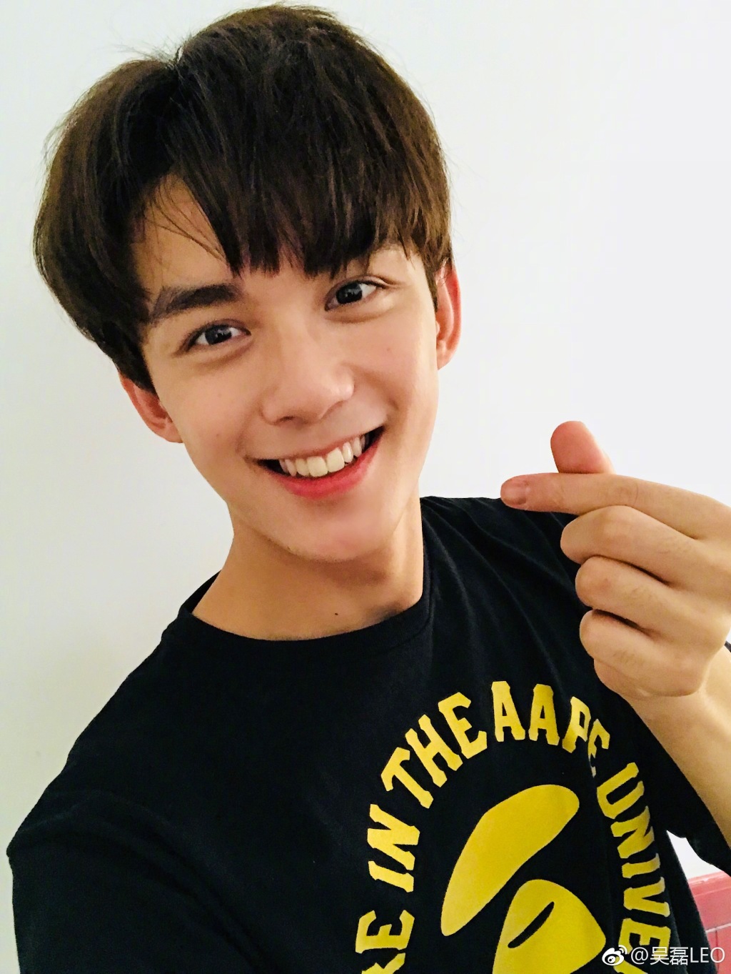 吴磊晒和狗狗自拍照 怀里抱狗笑容灿烂画面温暖