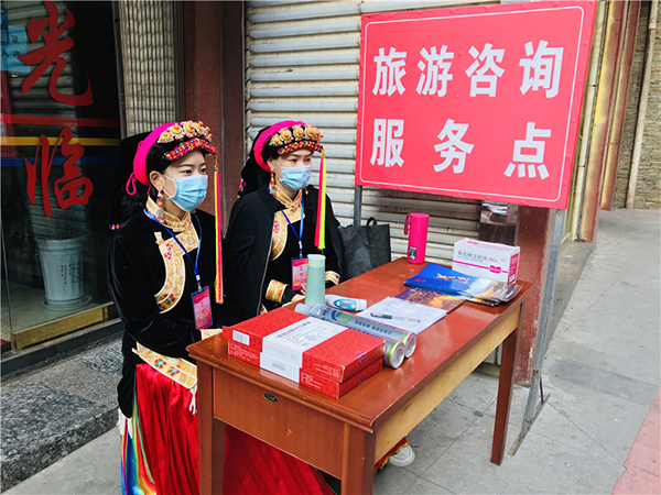 (左)现场听取美人谷公司支部书记陈贵军汇报甲居景区五一旅游接待情况