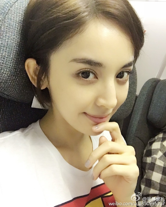 娜扎深夜道晚安 白衣清新五官精致