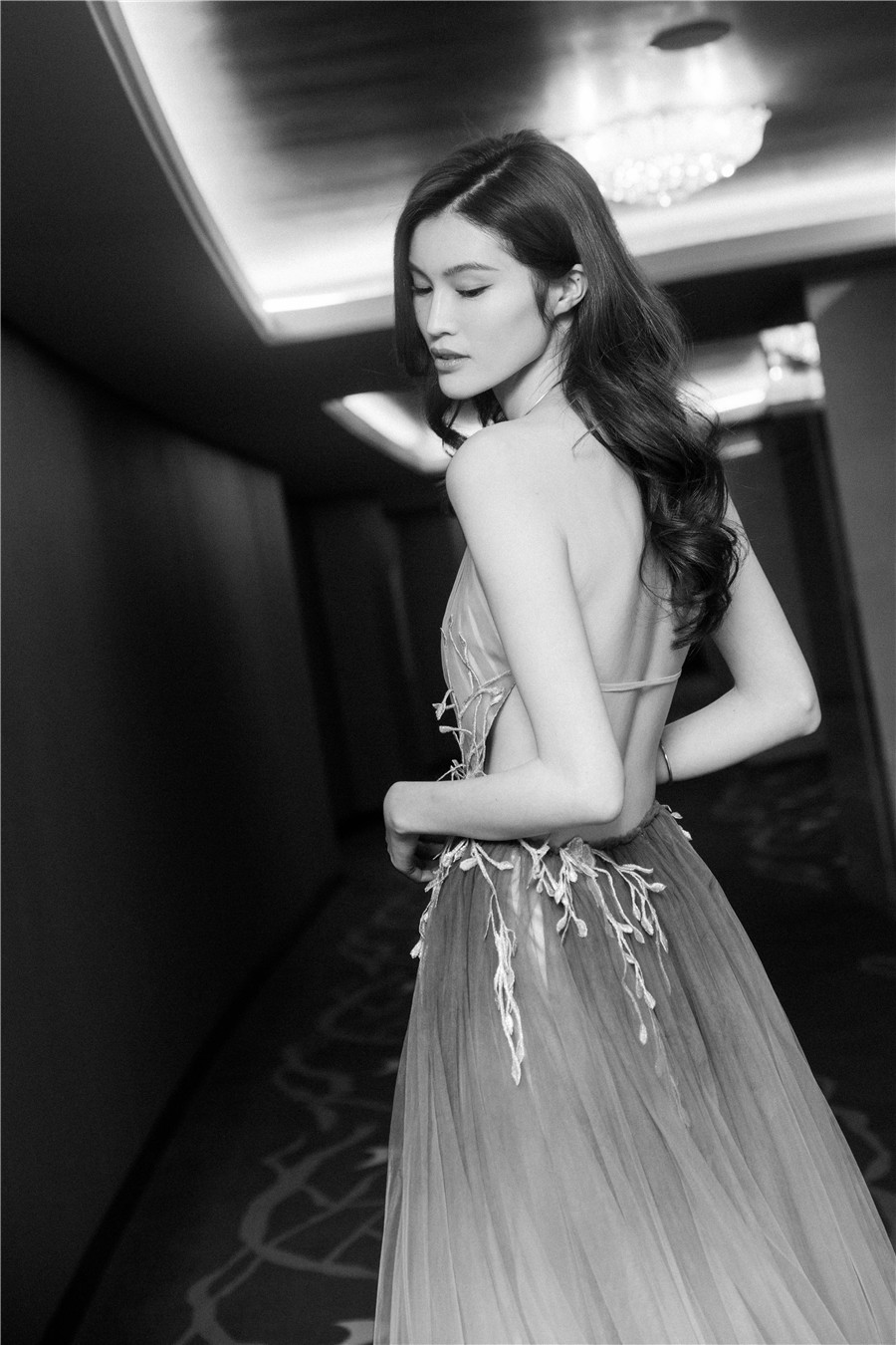 何穗身着露背长裙 笑容璀璨被赞"仙女本仙"