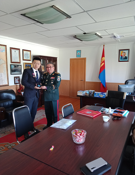 蒙古国国防部授予孙旭最高荣誉奖项“最高和平贡献奖”和陆军最高荣誉奖