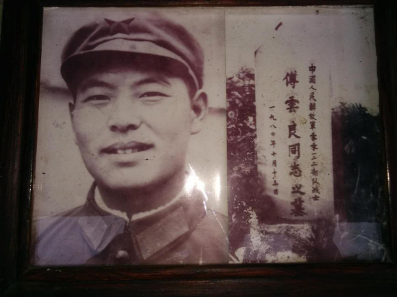 他守战友墓34年誓帮牺牲战友找到亲人，如今靠头条寻人达成心愿