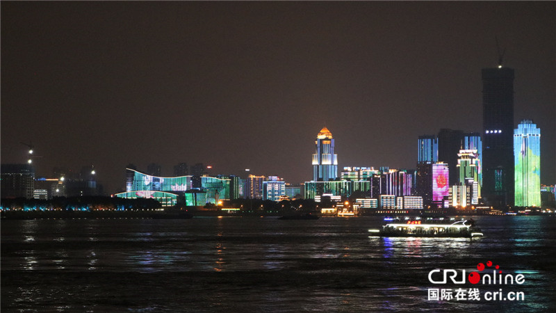 【湖北】【CRI原创】武汉再现长江灯光秀 游客尽享视觉盛宴