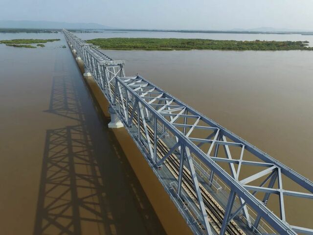 中俄兩國首座跨江鐵路大橋鋪軌貫通