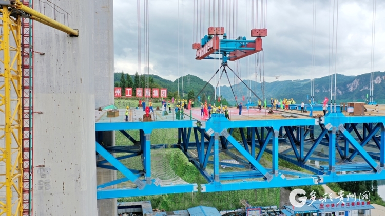 （中首）甕開高速公路開州湖特大橋合龍