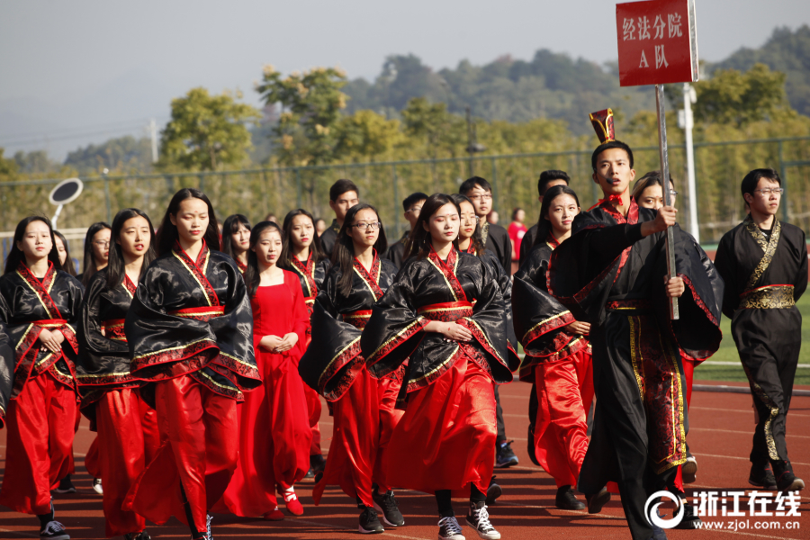 舞狮舞扇穿汉服 杭州高校运动会创意无限