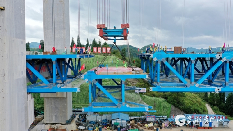 （中首）甕開高速公路開州湖特大橋合龍