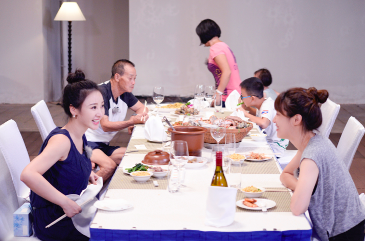 图片默认标题_fororder_柳岩为父母准备海鲜大餐