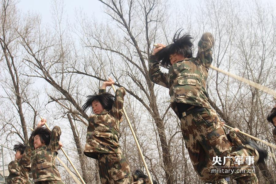 凌空劈杀！北京武警女兵练应急棍棍术