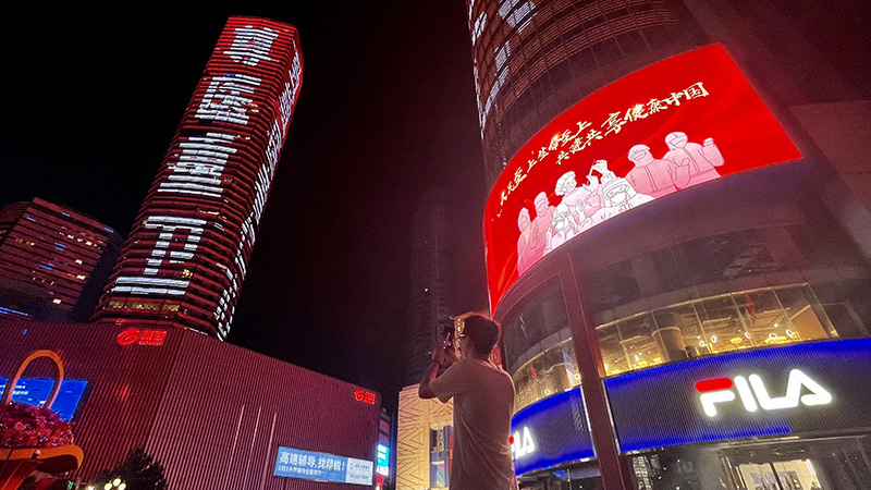 南京地標為醫師亮燈 向抗疫的白衣衛士致敬！