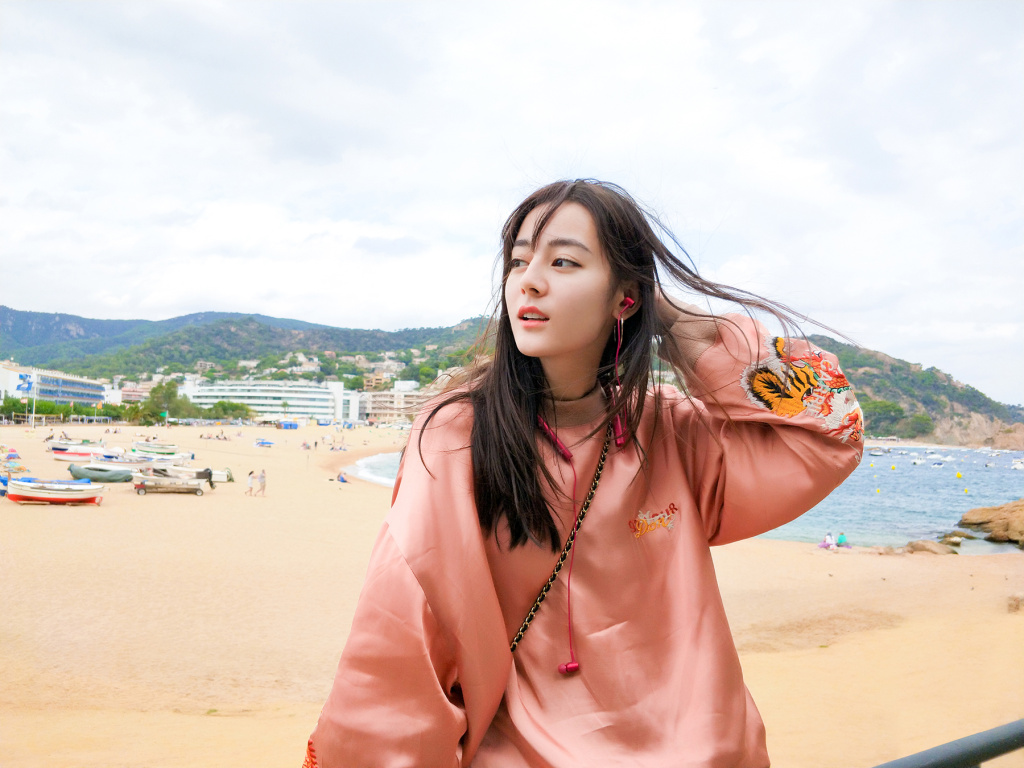 迪丽热巴西班牙游客照还有囤货!齐刘海少女撅嘴卖萌