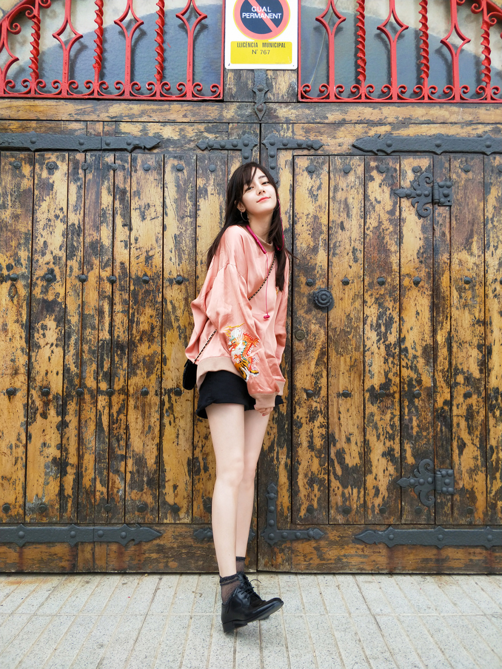 迪丽热巴西班牙游客照还有囤货!齐刘海少女撅嘴卖萌