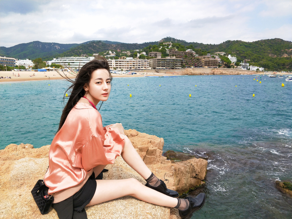 迪丽热巴西班牙游客照还有囤货!齐刘海少女撅嘴卖萌