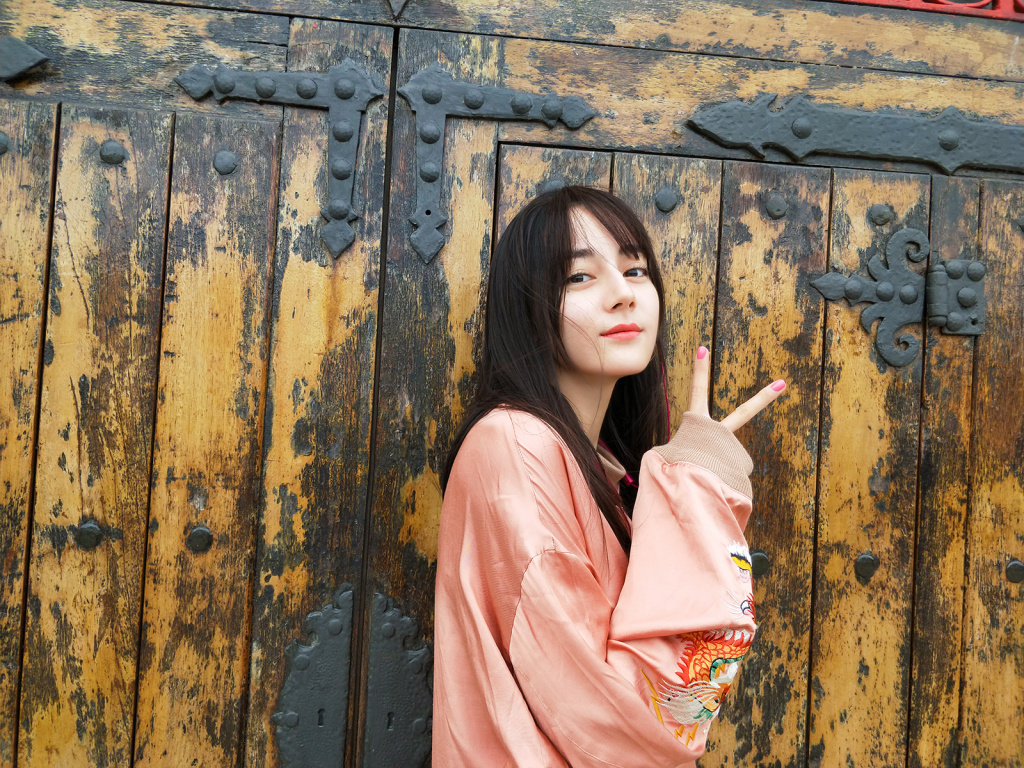 迪丽热巴西班牙游客照还有囤货!齐刘海少女撅嘴卖萌