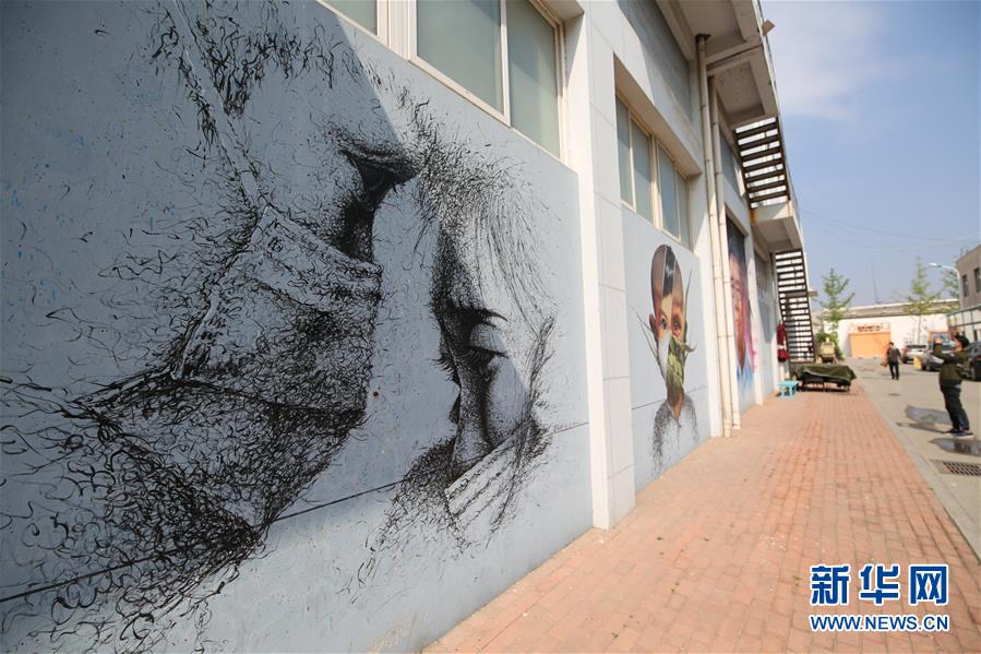 青岛：“抗击疫情”主题壁画亮相