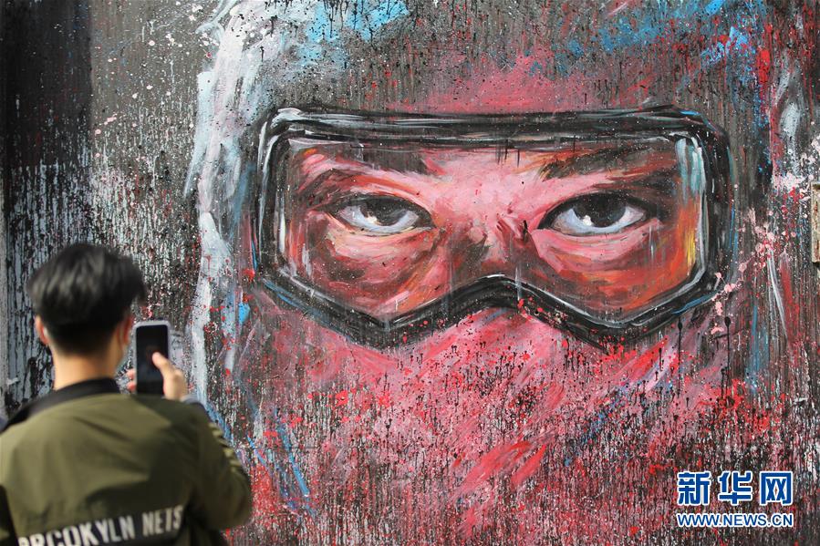 青岛：“抗击疫情”主题壁画亮相