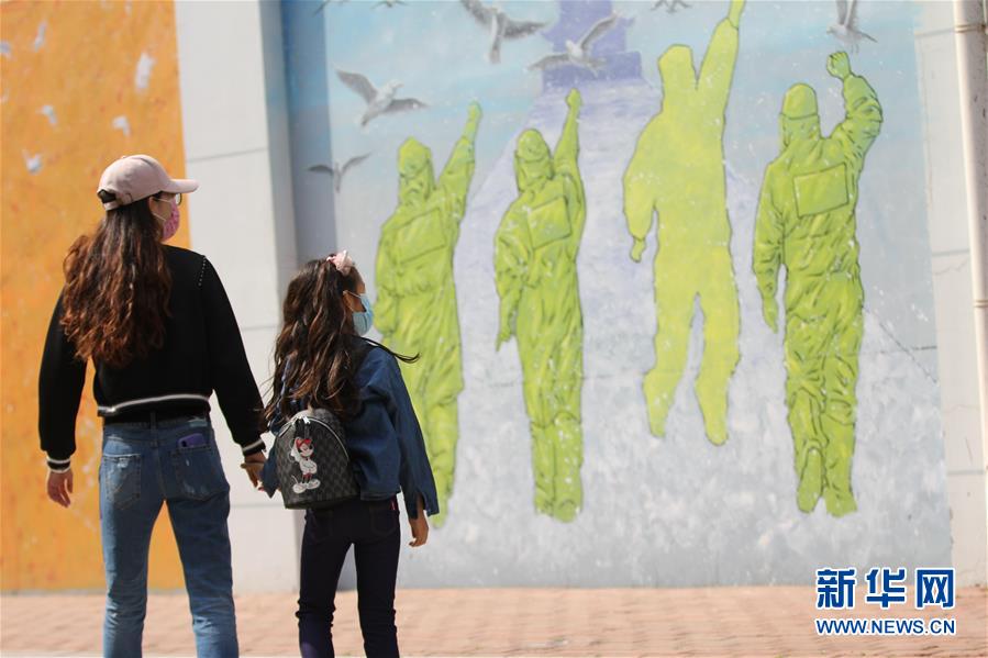 青岛：“抗击疫情”主题壁画亮相