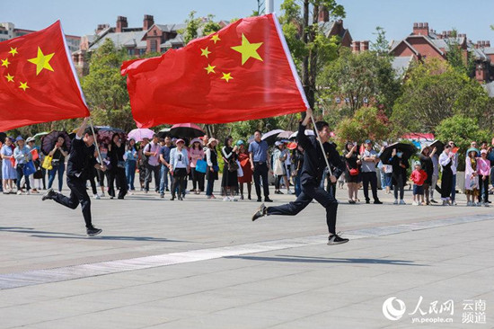 歌唱祖国"为主题的万人快闪活动在云南昆明举行,旨庆祝新中国成立70