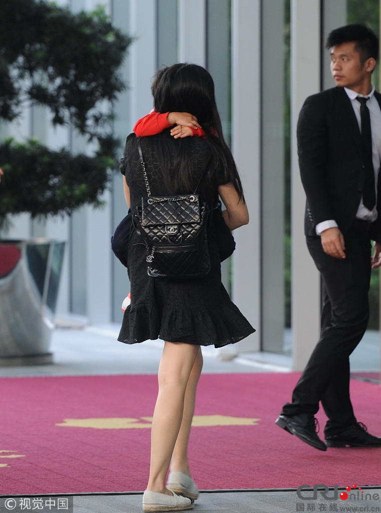 吴尊老婆林丽莹秀美腿似少女吴尊承诺身家都给妻子