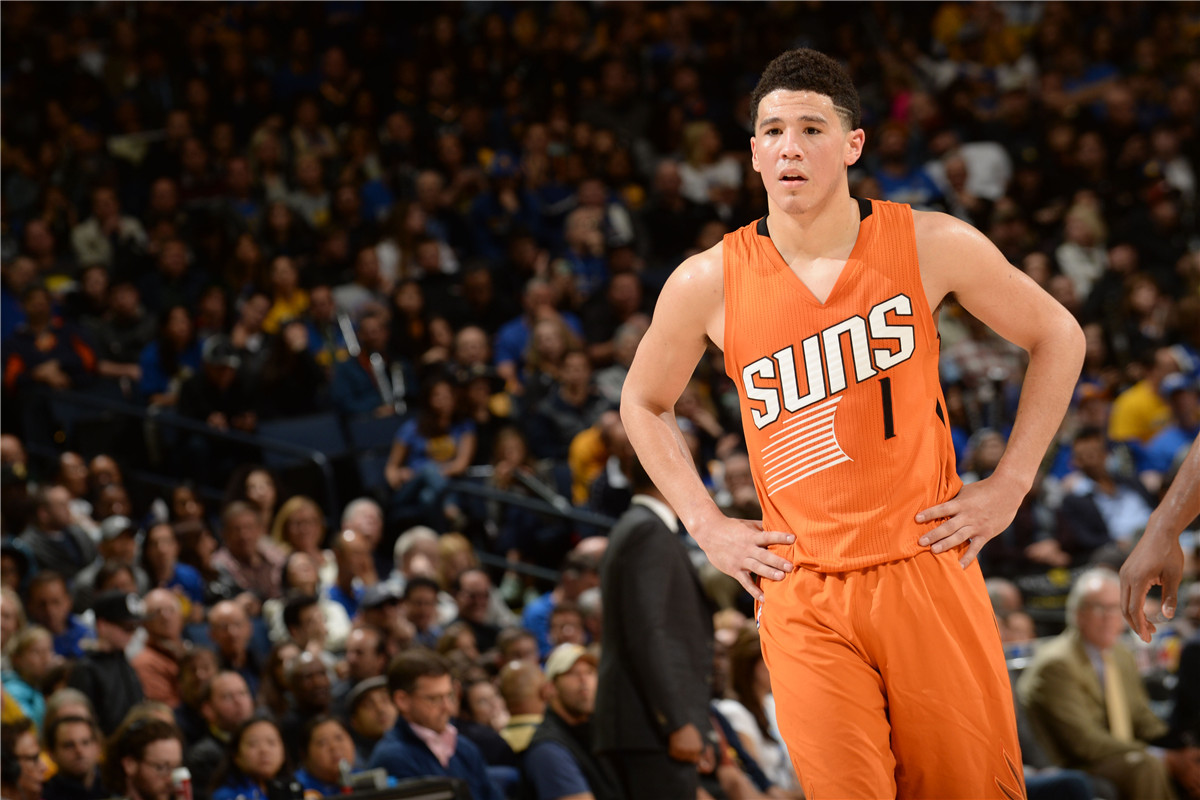 首先是太阳队小鲜肉德文-布克,这个联盟最年轻的球员从出道开始就不断