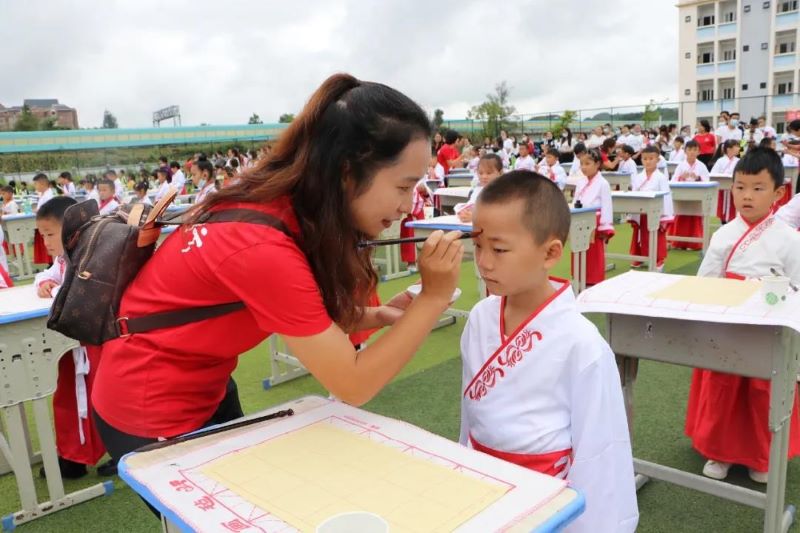 开学第一天 孩子们元气满满进校园