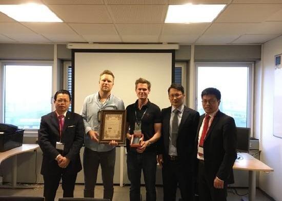 图中左一为郑少强,右一为魏德林,右二为马忠臣