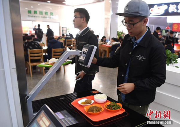 โรงอาหารจีนใช้ "จานอัจฉริยะ" คิดเงินอัตโนมัติ