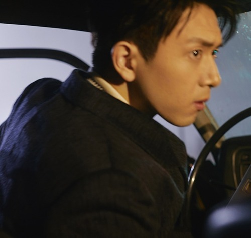 李现杂志大片 光影中演绎复古文艺风