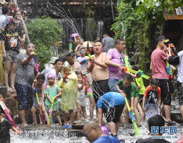 图片默认标题_fororder_时值端午假期，众多市民和游客来到位于四川成都市郊的黄龙溪古镇景区