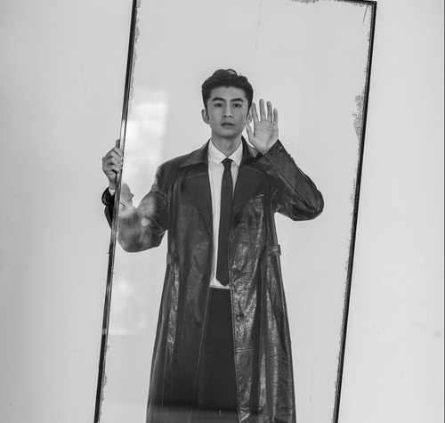 张云龙黑白格调大片 “框中人”眼神静谧沉稳