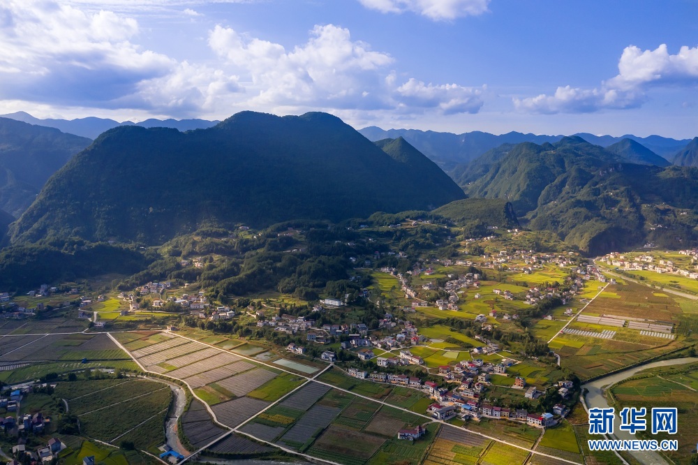 湖北建始：夕照白雲村 山野盡染秋