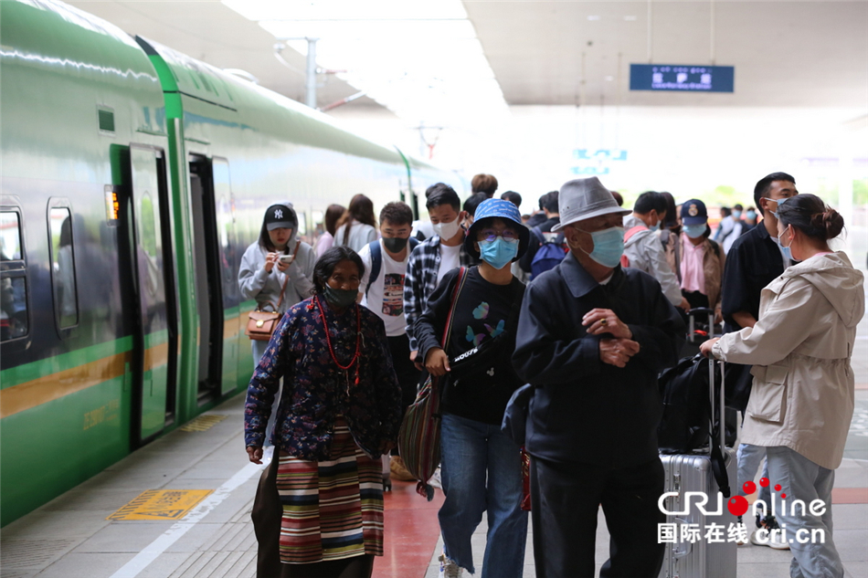 （西藏和平解放70周年）开往拉萨的动车_fororder___172.100.100.3_temp_6019_1_6019_1_1_d926a111-2a6d-4a11-bf15-c9279a80d2d7 (1).JPG