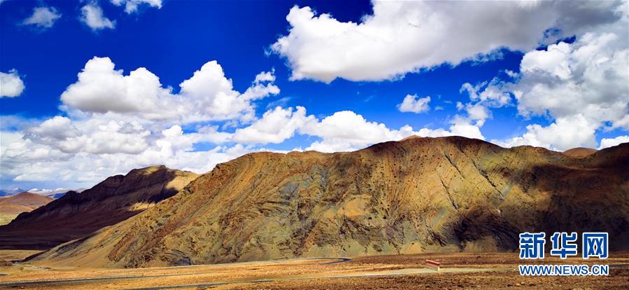 阳光照在加吾拉山的山体上，呈现出油画般的色彩（5月3日摄）。 珠穆朗玛峰国家级自然保护区是以保护高山生态系统及其相邻的高原自然景观、丰富独特的生物多样性、具有重大科学价值的地史遗迹以及藏族历史文化遗产为主的综合性自然保护区。保护区内生物资源丰富，景色壮美。 新华社记者 沈虹冰 摄