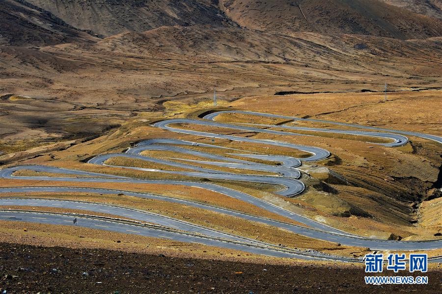 这是加吾拉山的盘山公路（5月4日摄）。 珠穆朗玛峰国家级自然保护区是以保护高山生态系统及其相邻的高原自然景观、丰富独特的生物多样性、具有重大科学价值的地史遗迹以及藏族历史文化遗产为主的综合性自然保护区。保护区内生物资源丰富，景色壮美。 新华社记者 张京品 摄
