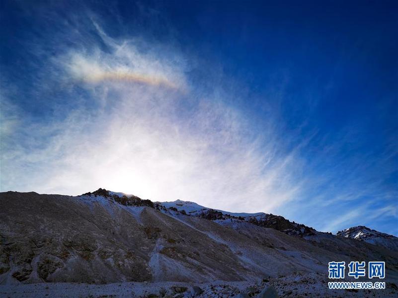 这是珠峰大本营上空的彩虹（5月3日摄）。 珠穆朗玛峰国家级自然保护区是以保护高山生态系统及其相邻的高原自然景观、丰富独特的生物多样性、具有重大科学价值的地史遗迹以及藏族历史文化遗产为主的综合性自然保护区。保护区内生物资源丰富，景色壮美。 新华社记者 沈虹冰 摄