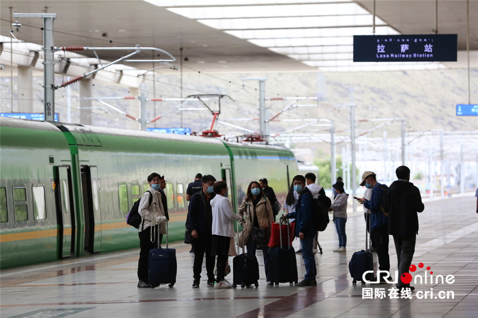 （西藏和平解放70周年）开往拉萨的动车_fororder___172.100.100.3_temp_6019_1_6019_1_1_2542ed86-f64b-4057-b359-de26da41d087 (1).JPG