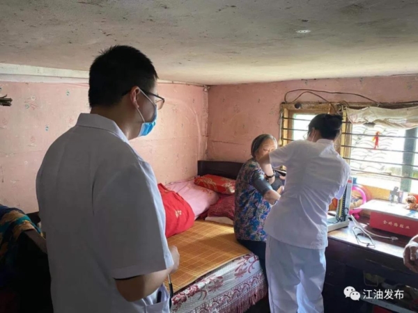 （转载）中国医师节|致敬最可爱的人！绵阳江油的医师们这样度过