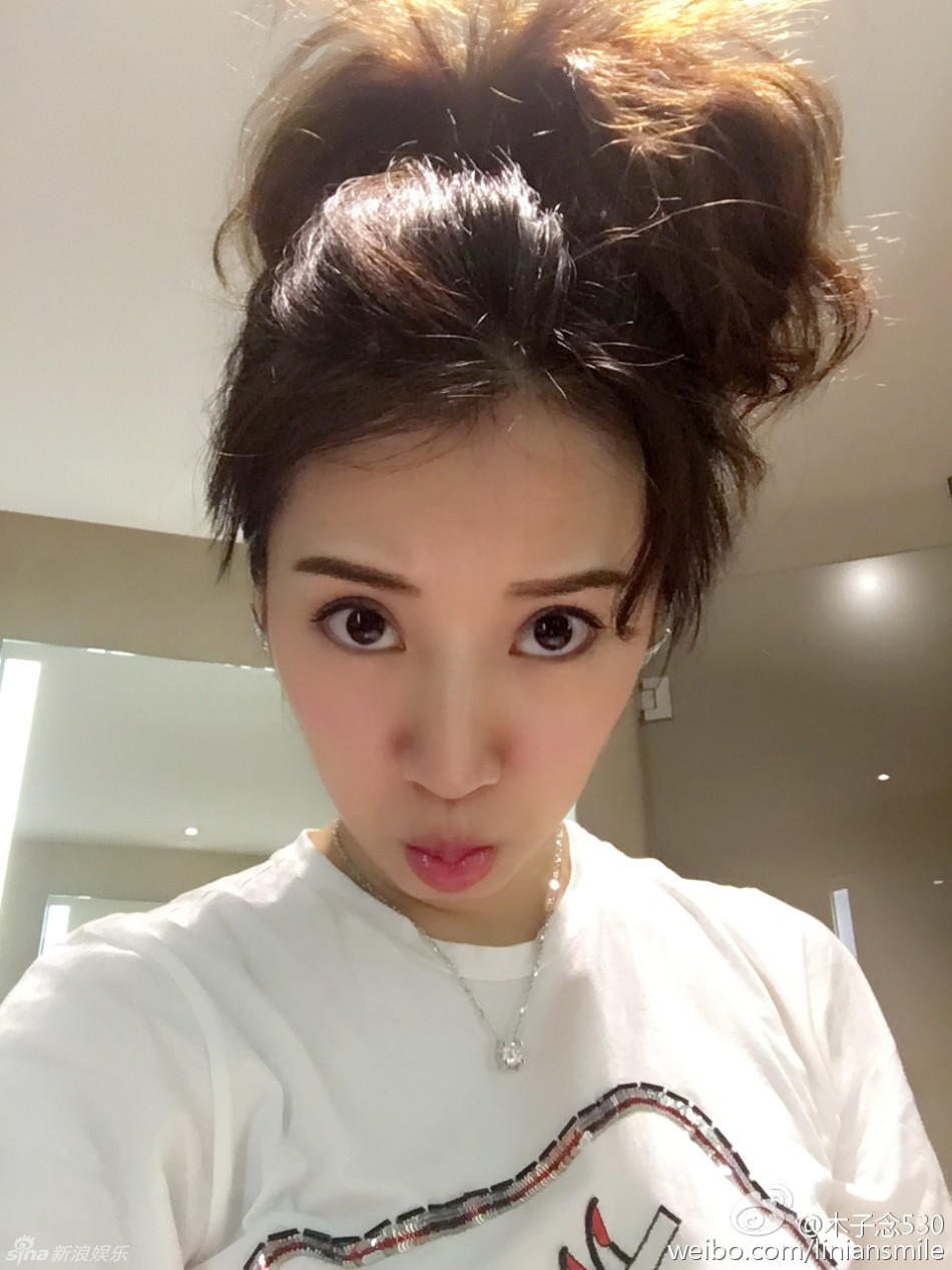 组图：钻石太晃眼！阔太李念自拍白嫩宛如少女