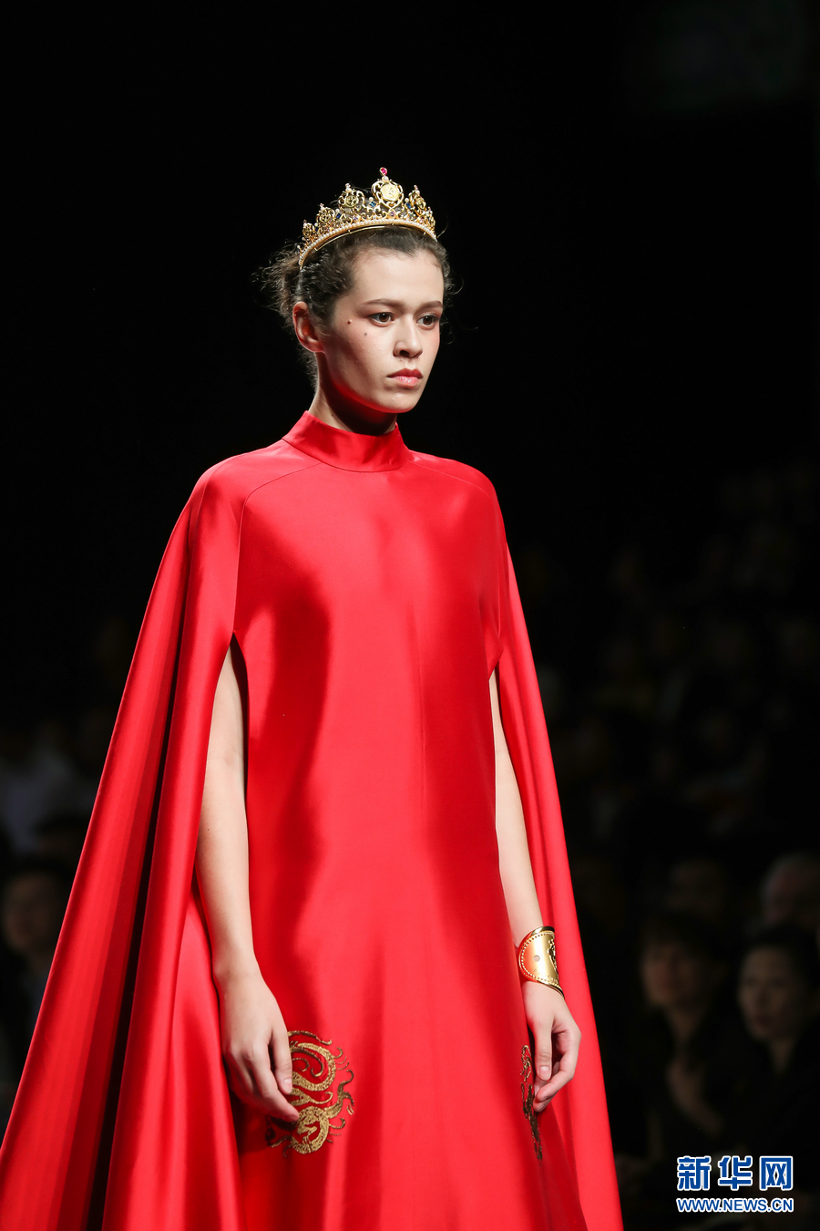 EVE CINA时装秀 携手绣娘致敬“黄金岁月” EVE CINA时装秀 携手绣娘致敬“黄金岁月”