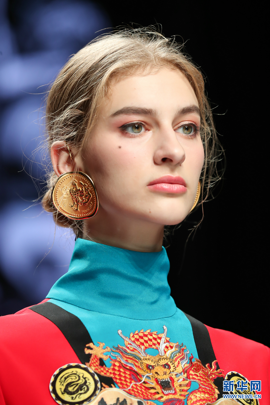 EVE CINA时装秀 携手绣娘致敬“黄金岁月” EVE CINA时装秀 携手绣娘致敬“黄金岁月”