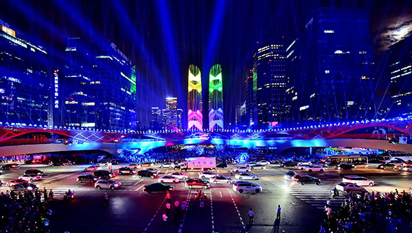 加快创建国际消费中心城市 成都“三新”生活节启幕_fororder_成都交子大道开街亮点-摄影--马驹-(1)