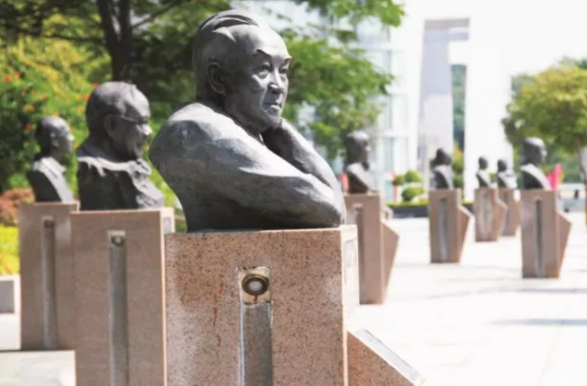 中国侨都广东江门孕育34位院士 全国名列前茅 广东第一_fororder_院士路两旁分别设立江门五邑籍院士艺术塑像 周华东摄