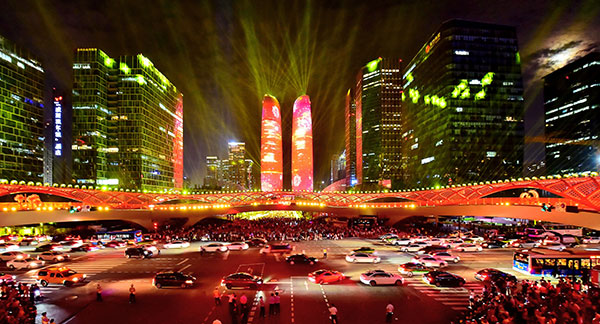 加快创建国际消费中心城市 成都“三新”生活节启幕_fororder_成都交子大道开街亮点-摄影--马驹-(2)