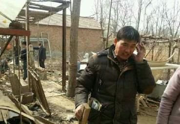 “大衣哥”忙着给家里搭葡萄架：结了给你们吃