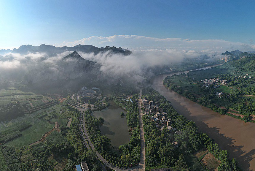 廣西：明江兩岸風光好 花山大地更妖嬈