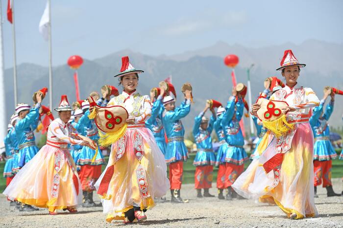위구족의 문화와 예술_fororder_甘肃肃南裕固族自治县民众载歌载舞庆祝建县65周年-1 (3)