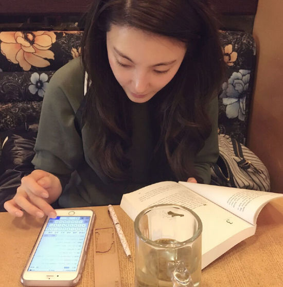 张雨绮佯装认真看书 真相是旁边一大堆零食