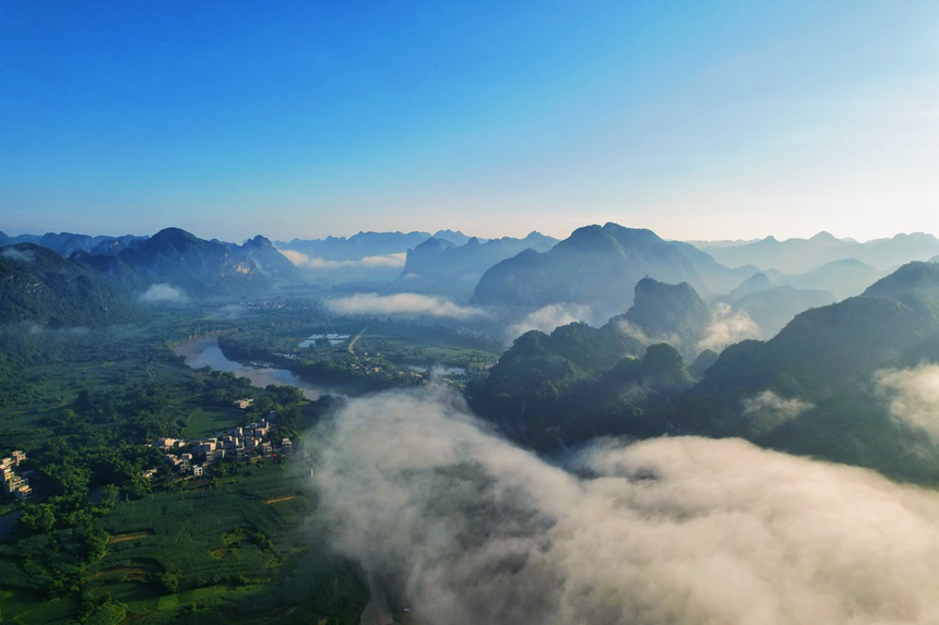 广西：明江两岸风光好 花山大地更妖娆