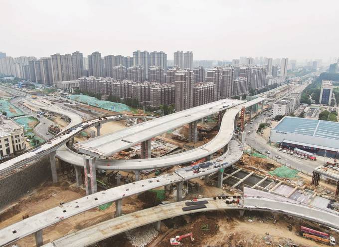 徐州市城东大道高架快速路项目汉源大道立交工程最顶层主线钢梁施工完成